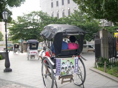В центре Токио, кругом рикши.. Для туристов конечно..